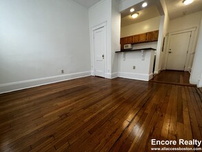 112 Queensberry St, Unit 5 in Boston, MA - Foto de edificio - Building Photo