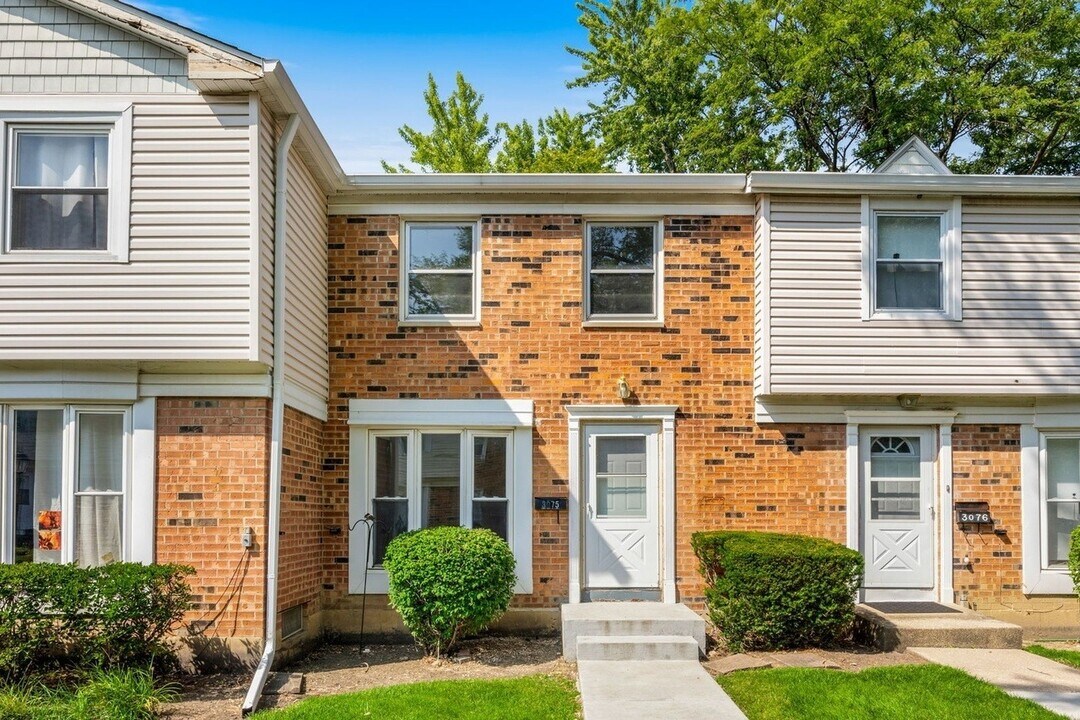 3075 Kingston Ct in Streamwood, IL - Building Photo