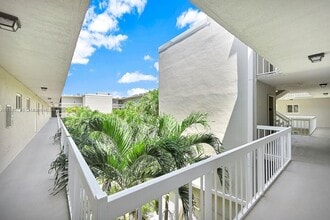 7720 Camino Real in Miami, FL - Building Photo - Building Photo