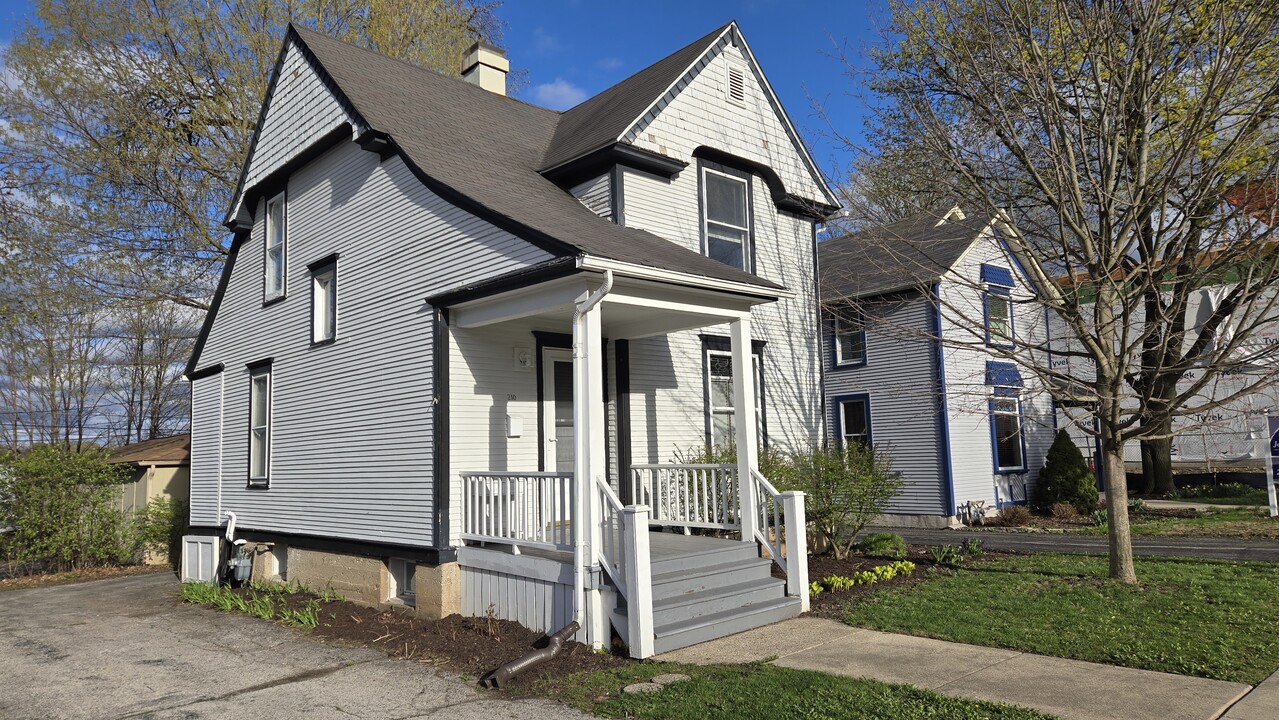 210 S 3rd St in St. Charles, IL - Foto de edificio