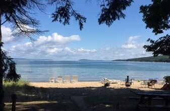 853 E Front St, Unit cottage 2 in Traverse City, MI - Building Photo - Building Photo