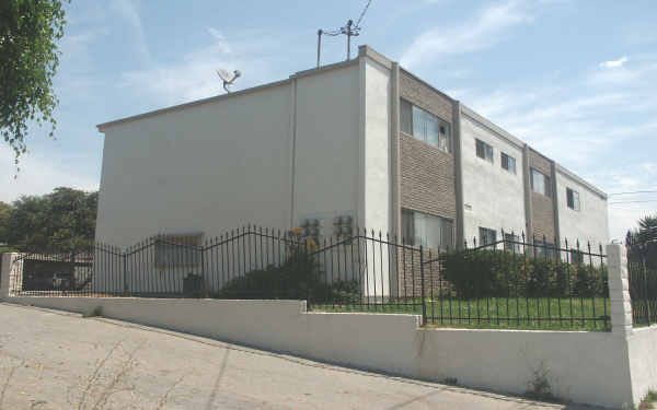 321 W Lambert Rd in La Habra, CA - Foto de edificio - Building Photo