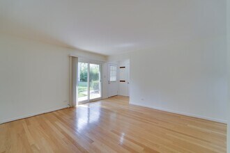 329 Grissom Ct in Hoffman Estates, IL - Building Photo - Building Photo