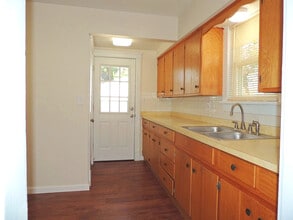 30303 Regent Rd in Wickliffe, OH - Building Photo - Building Photo