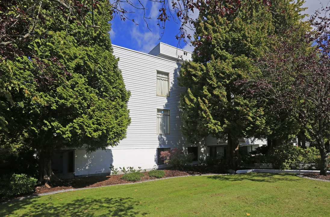 Skyline Apartments in White Rock, BC - Building Photo