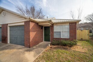 1518 N Bernice Dr in Fayetteville, AR - Building Photo
