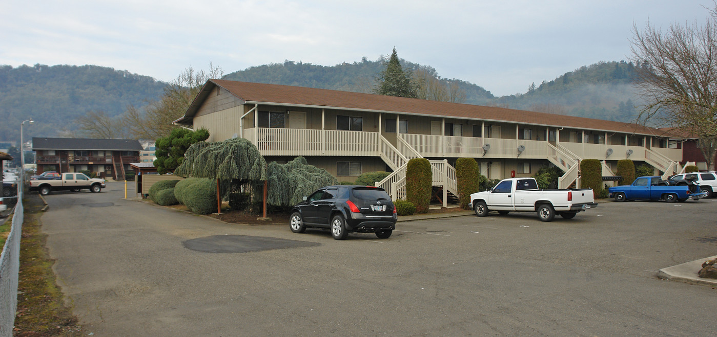 2706-2748 NW Edenbower Blvd in Roseburg, OR - Building Photo