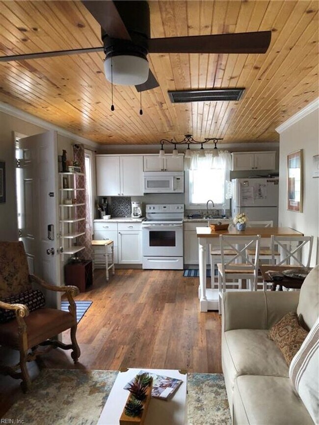 1517 Cypress Ave-Unit -B in Virginia Beach, VA - Building Photo - Building Photo