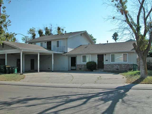 271 E Bianchi Rd in Stockton, CA - Building Photo