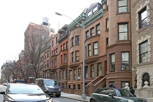 328 W 77th St in New York, NY - Building Photo