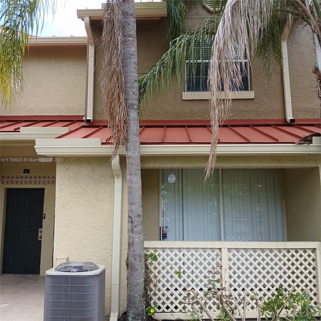 18342 NW 68th Ave in Hialeah, FL - Building Photo - Building Photo