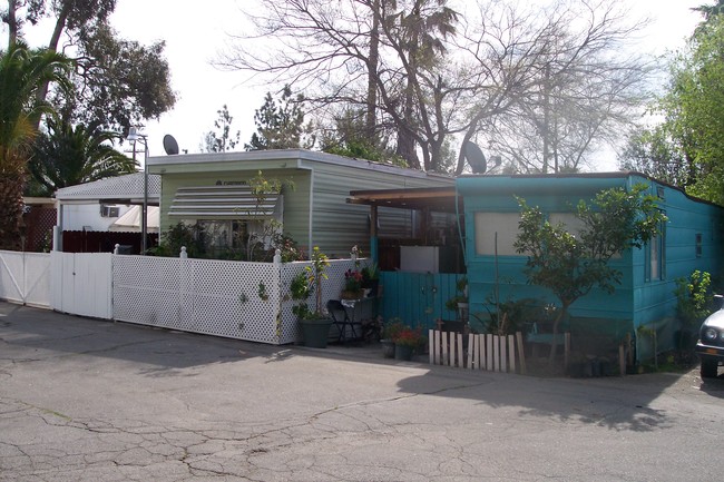 Ward Mobile Home Park in Sylmar, CA - Foto de edificio - Building Photo