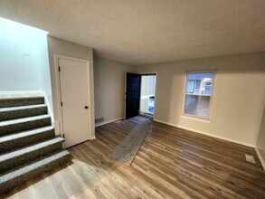 7301 W 55th Pl in Overland Park, KS - Foto de edificio - Building Photo