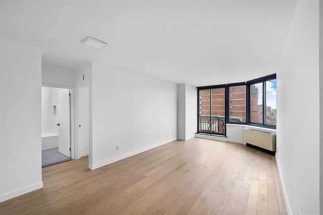 303 E 60th St in New York, NY - Building Photo - Building Photo