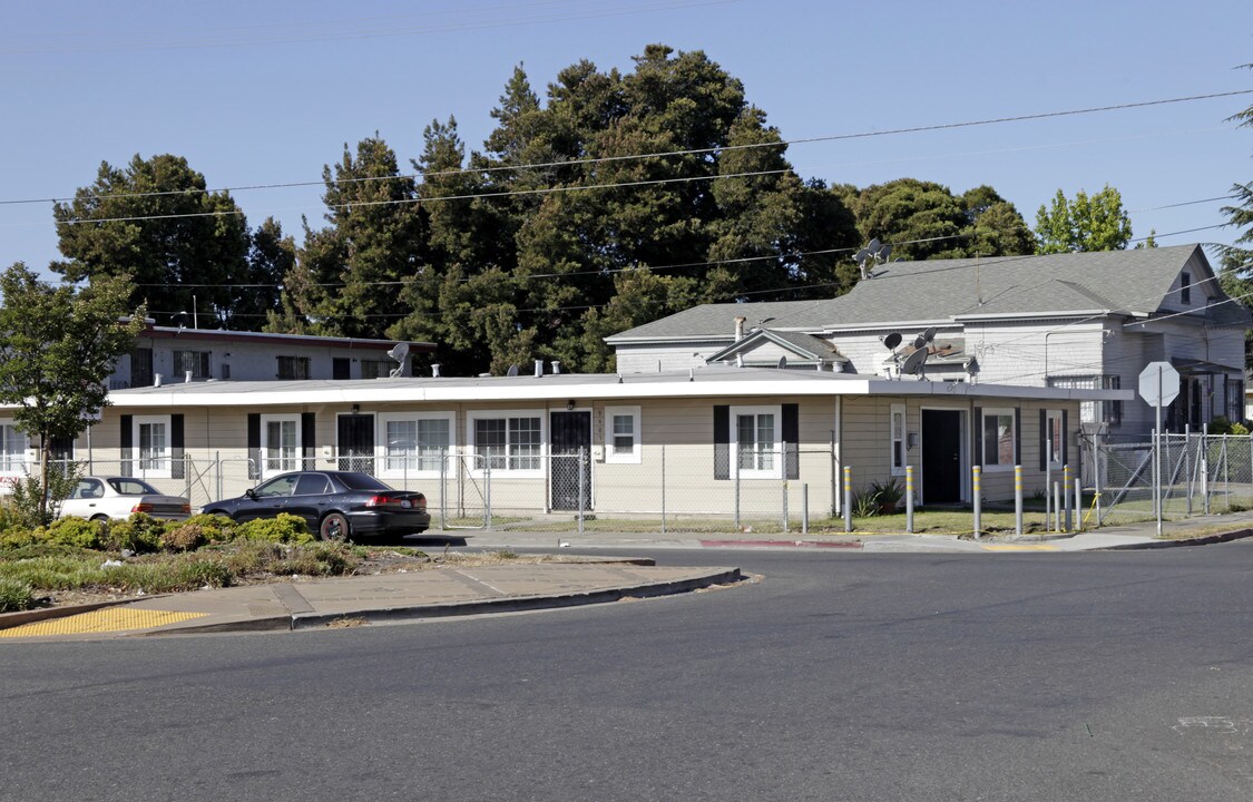 9405-9411 Bancroft Ave in Oakland, CA - Building Photo