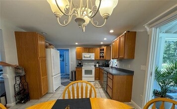 8 Healey Brook Dr in Charlestown, RI - Building Photo - Building Photo