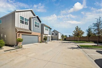 9804 Rugged Oaks Dr in Houston, TX - Building Photo - Building Photo
