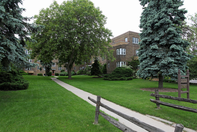 2559-2561 Bloor St W in Toronto, ON - Building Photo - Primary Photo