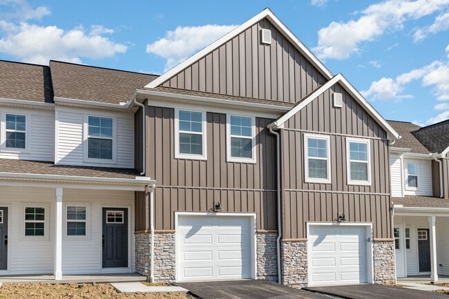 7864 Oak Brook Dr in Harrisburg, PA - Building Photo - Building Photo