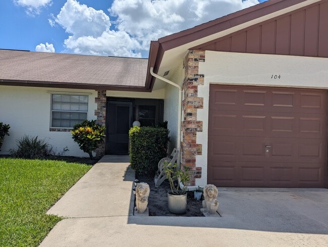 104 Moccasin Trail S in Jupiter, FL - Building Photo - Building Photo