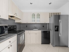 1 Jacaranda Country Club Dr, Unit 202 in Plantation, FL - Building Photo