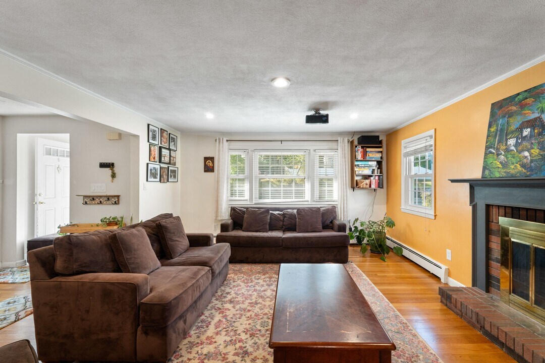 203 Linwood St in Lynn, MA - Building Photo