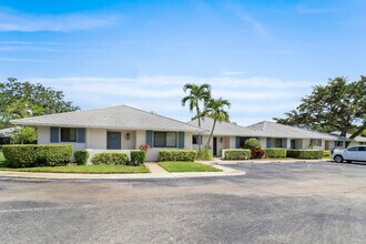 302 Club Dr in Palm Beach Gardens, FL - Foto de edificio - Building Photo