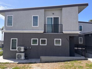 2242 Sea Breeze Dr in San Diego, CA - Building Photo - Building Photo