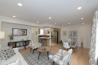 77 Thornton Rd, Unit 1 in Chestnut Hill, MA - Building Photo - Building Photo