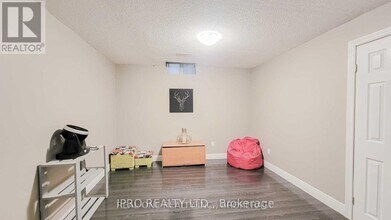 5660 Turney Dr in Mississauga, ON - Building Photo - Building Photo