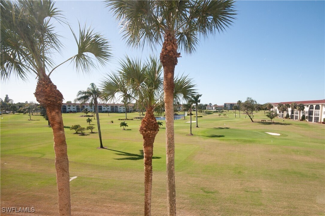 21 High Point Cir E in Naples, FL - Building Photo