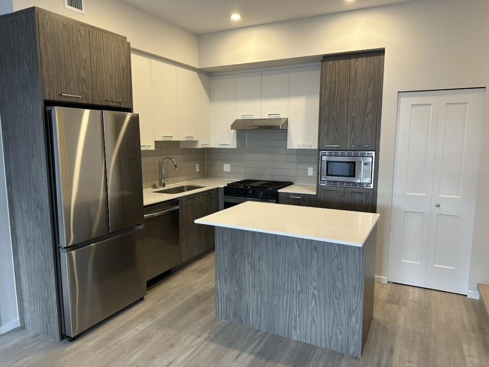 3319-148 148 St in Surrey, BC - Building Photo