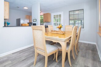 2233 La Valle Dr in Jacksonville, FL - Foto de edificio - Building Photo