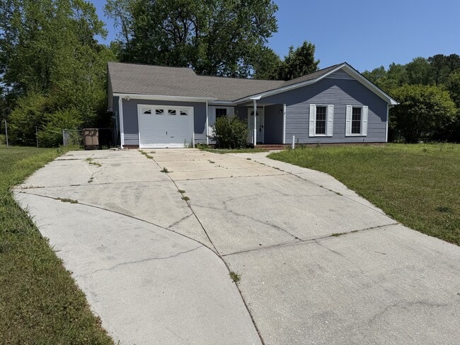 203 Woodcrest Ct in Jacksonville, NC - Building Photo - Building Photo