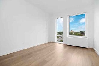 71-28 Parsons Blvd in Fresh Meadows, NY - Building Photo - Building Photo