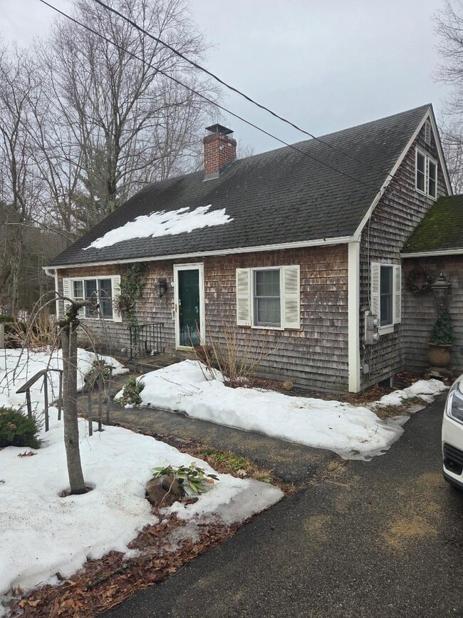 property at 8 Woodknoll Dr