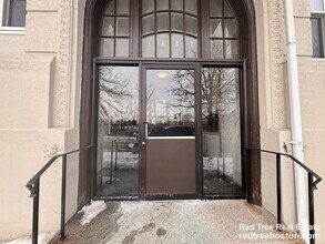 1687 Commonwealth Ave, Unit 10 in Boston, MA - Foto de edificio - Building Photo