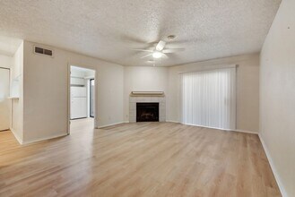 336 Melrose Dr, Unit 18C in Richardson, TX - Foto de edificio - Building Photo