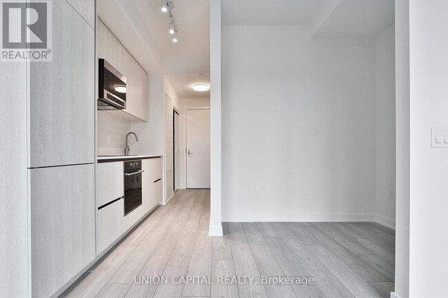 110 Broadway Ave in Toronto, ON - Building Photo - Building Photo