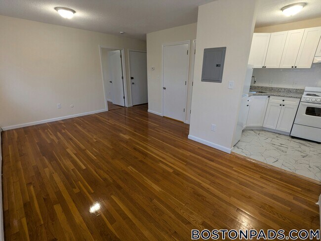 2018 Commonwealth Ave in Boston, MA - Foto de edificio - Building Photo