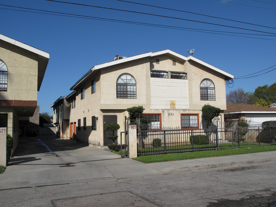 921 S Charlotte Ave in San Gabriel, CA - Foto de edificio