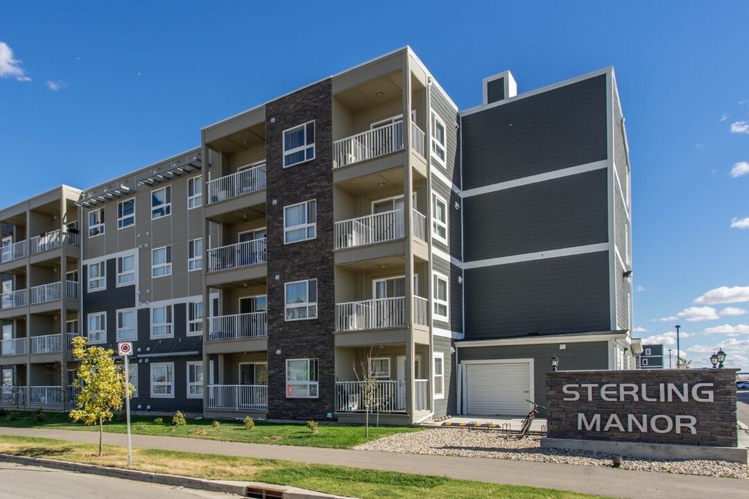 Sterling Manor in Regina, SK - Building Photo