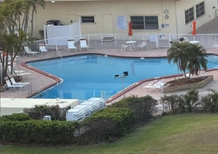 4525 Cove Cir, Unit 304 in St. Petersburg, FL - Foto de edificio - Building Photo