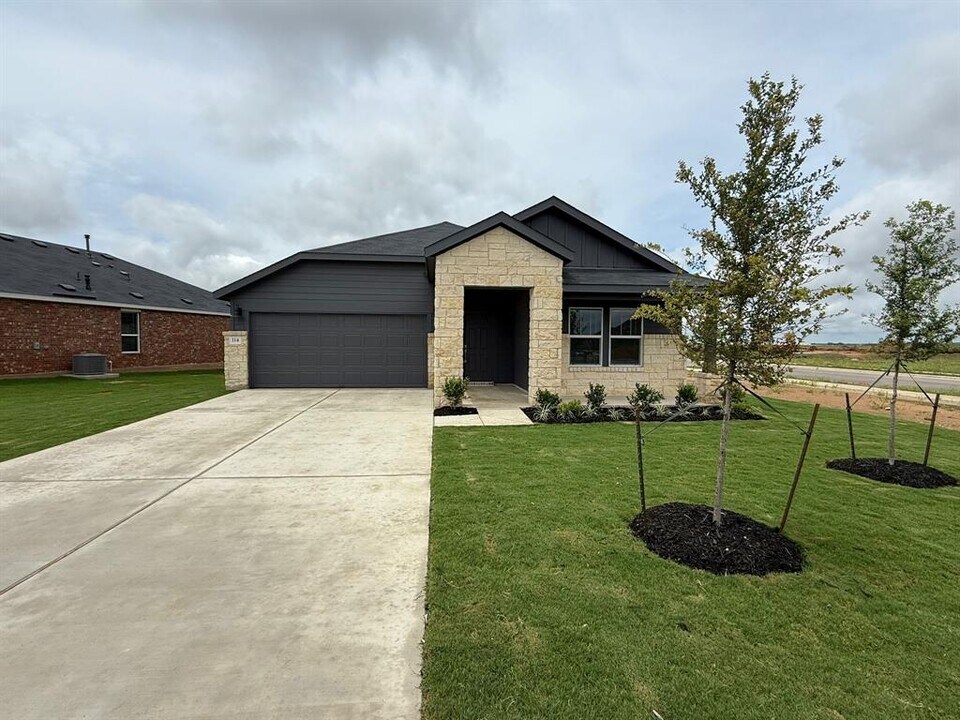 114 Rodney Boat Rd in Niederwald, TX - Building Photo