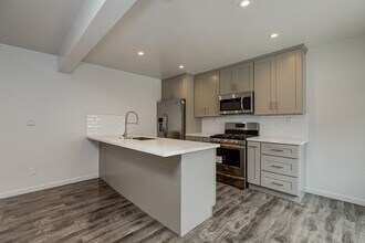 4626 Lomita St in Los Angeles, CA - Foto de edificio - Building Photo