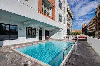 Icon Plaza in Los Angeles, CA - Building Photo - Building Photo