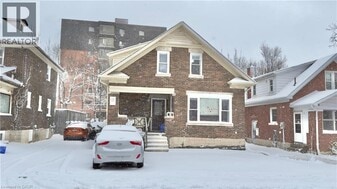 16 Marshall St in Waterloo, ON - Building Photo