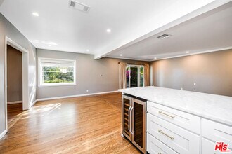 1100 N Ontario St in Burbank, CA - Building Photo - Building Photo