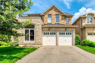 2481 Taylorwood Dr in Oakville, ON - Building Photo