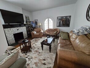 807 N Sheppard St, Unit 2 in Richmond, VA - Foto de edificio - Building Photo